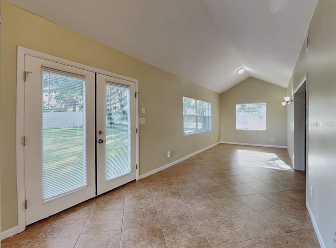 ROYAL MANOR ESTATES - Residential Lease