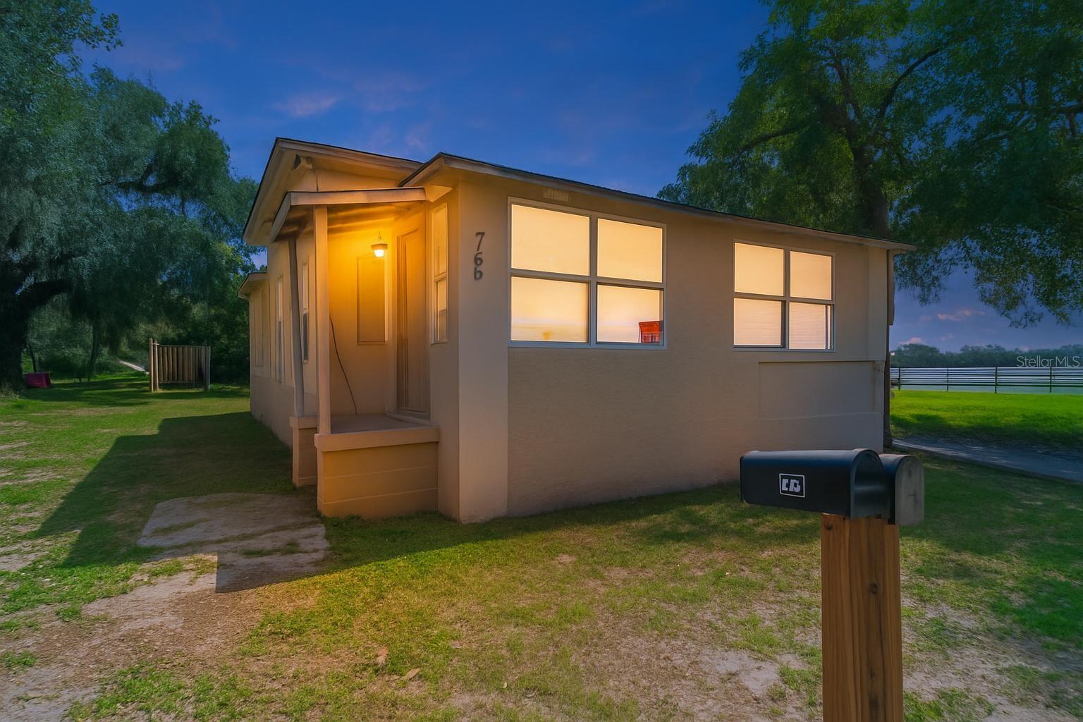 DAYTONA BEACH 6 bedrooms, 2 baths in two buildings, close to the river.