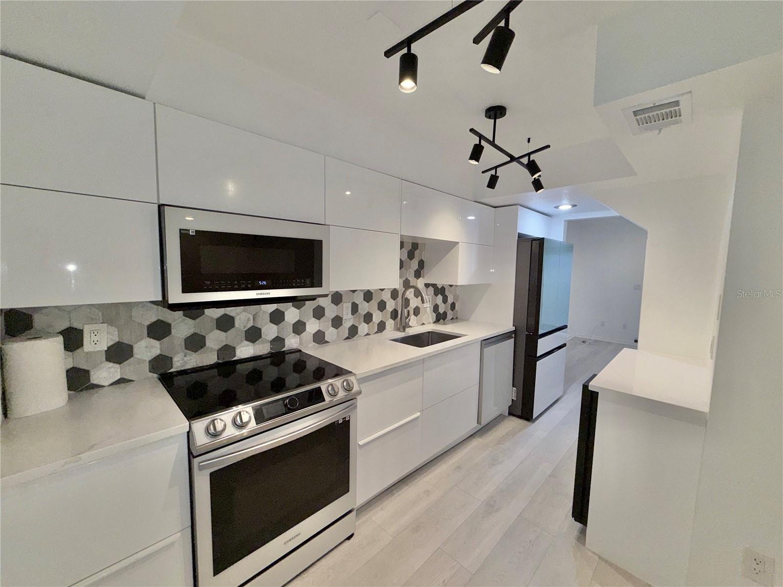 EASTWOOD SHORES TWNHMS - Residential Lease