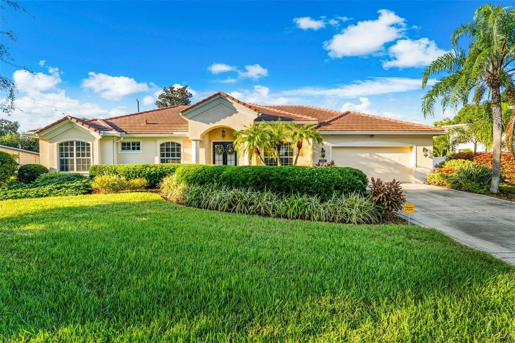 Photo of 2524 Jefferson Circle, Sarasota, FL 34239 (MLS # A4708594)