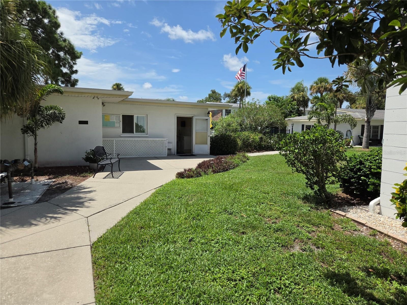 1542 LEISURE DRIVE N22