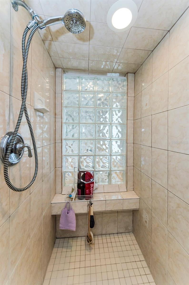 YOUNGS SUB DE LUXE - Residential