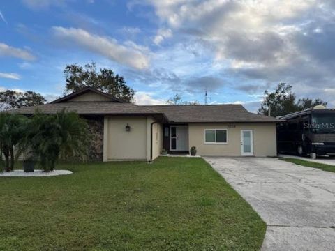 A home in LAKELAND