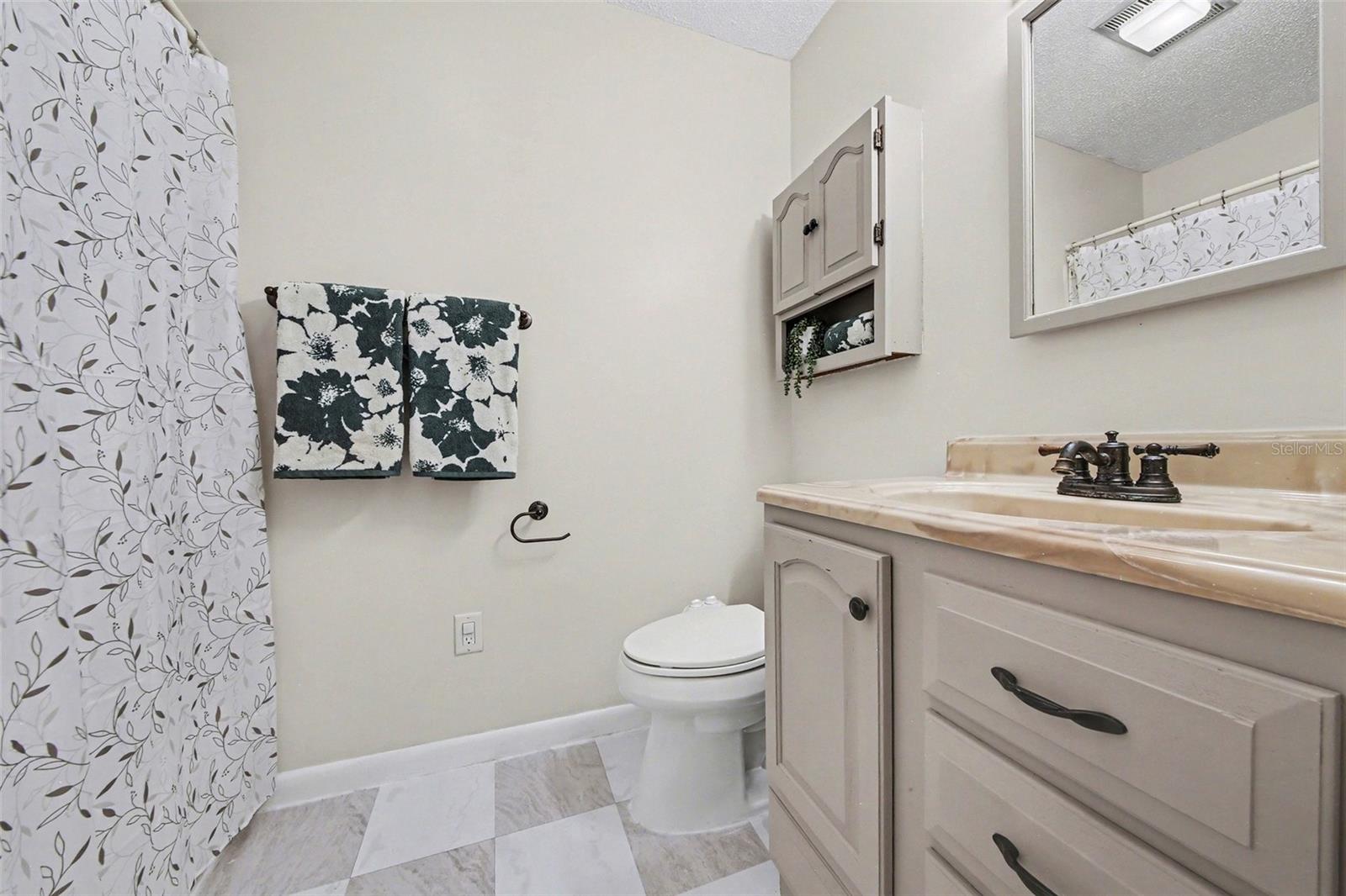 QUEENS MIRROR SOUTH - Residential