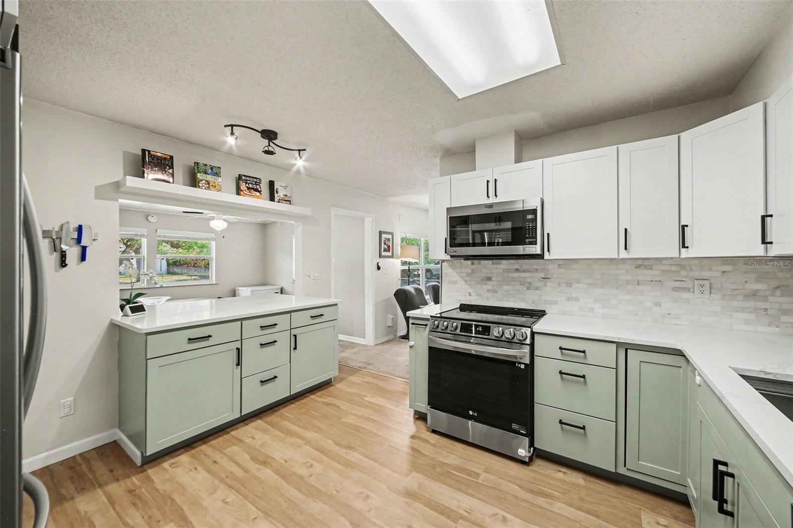 QUEENS MIRROR SOUTH - Residential