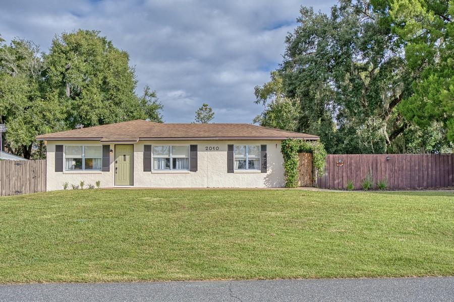 Photo of 2010 Vine St, Leesburg, FL 34748 (MLS # G5119592)