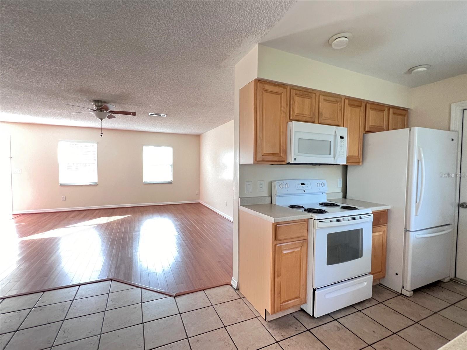 COUNTRY CLUB HEIGHTS UNIT 1 - Residential Lease