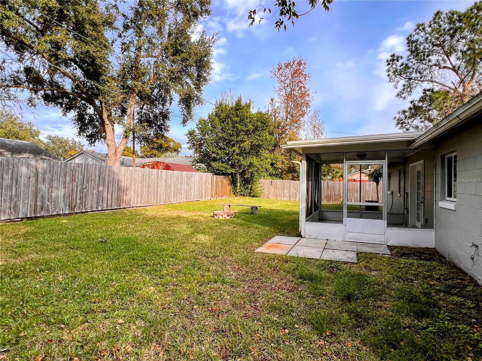 COUNTRY CLUB HEIGHTS UNIT 1 - Residential Lease