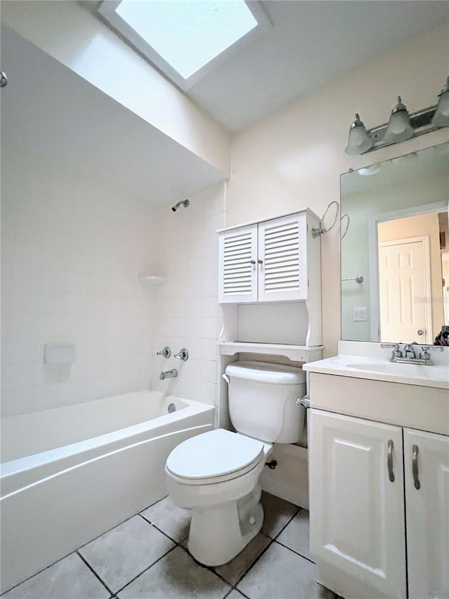 COUNTRY CLUB HEIGHTS UNIT 1 - Residential Lease