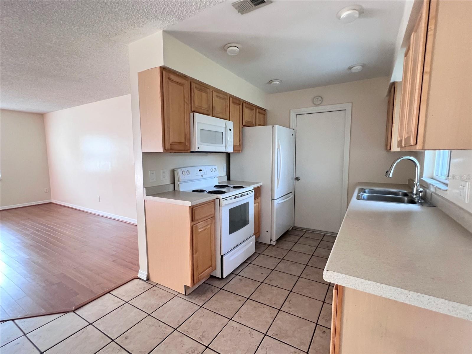 COUNTRY CLUB HEIGHTS UNIT 1 - Residential Lease