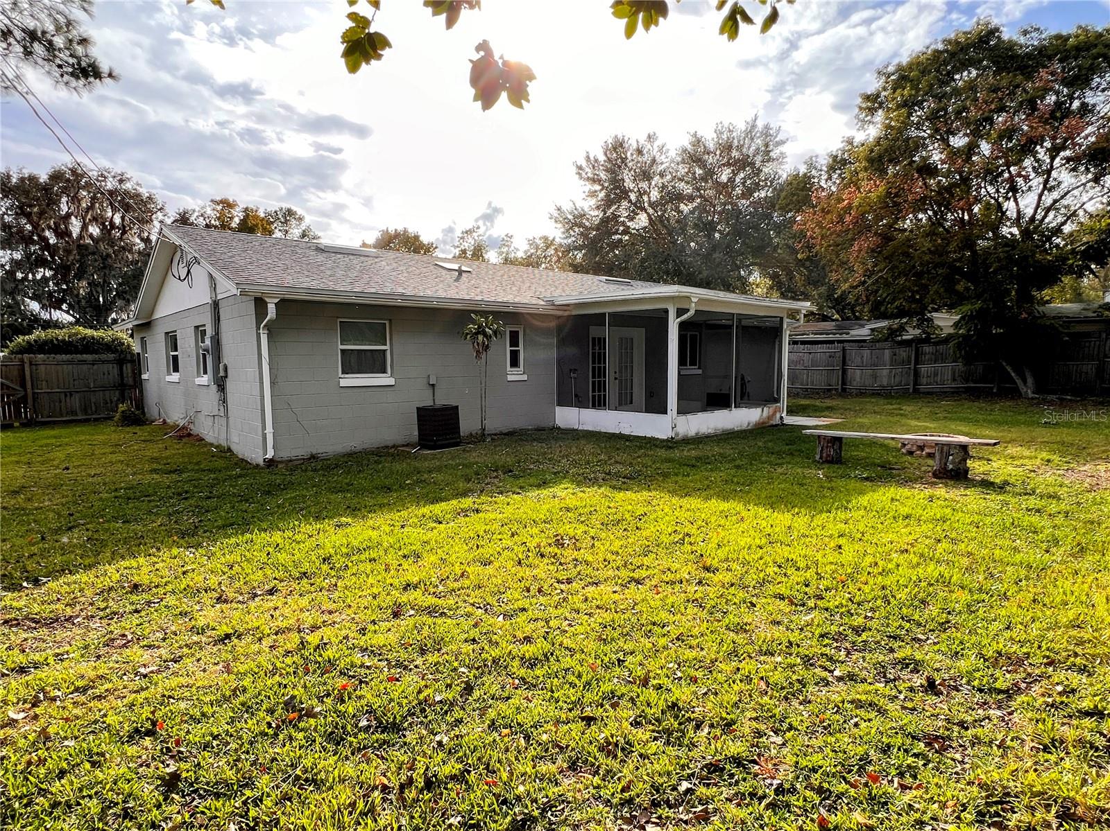 COUNTRY CLUB HEIGHTS UNIT 1 - Residential Lease