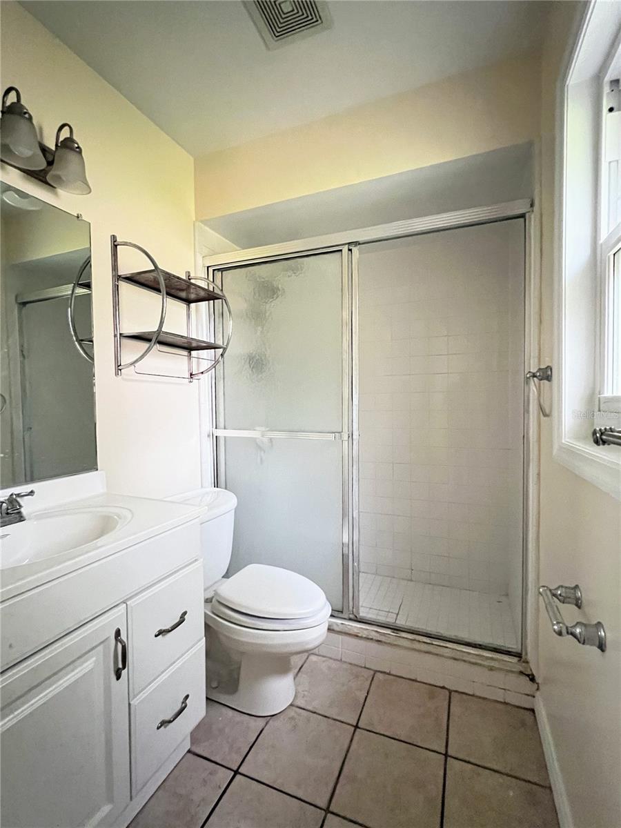 COUNTRY CLUB HEIGHTS UNIT 1 - Residential Lease