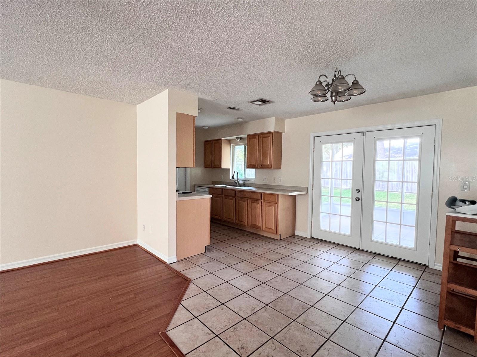 COUNTRY CLUB HEIGHTS UNIT 1 - Residential Lease