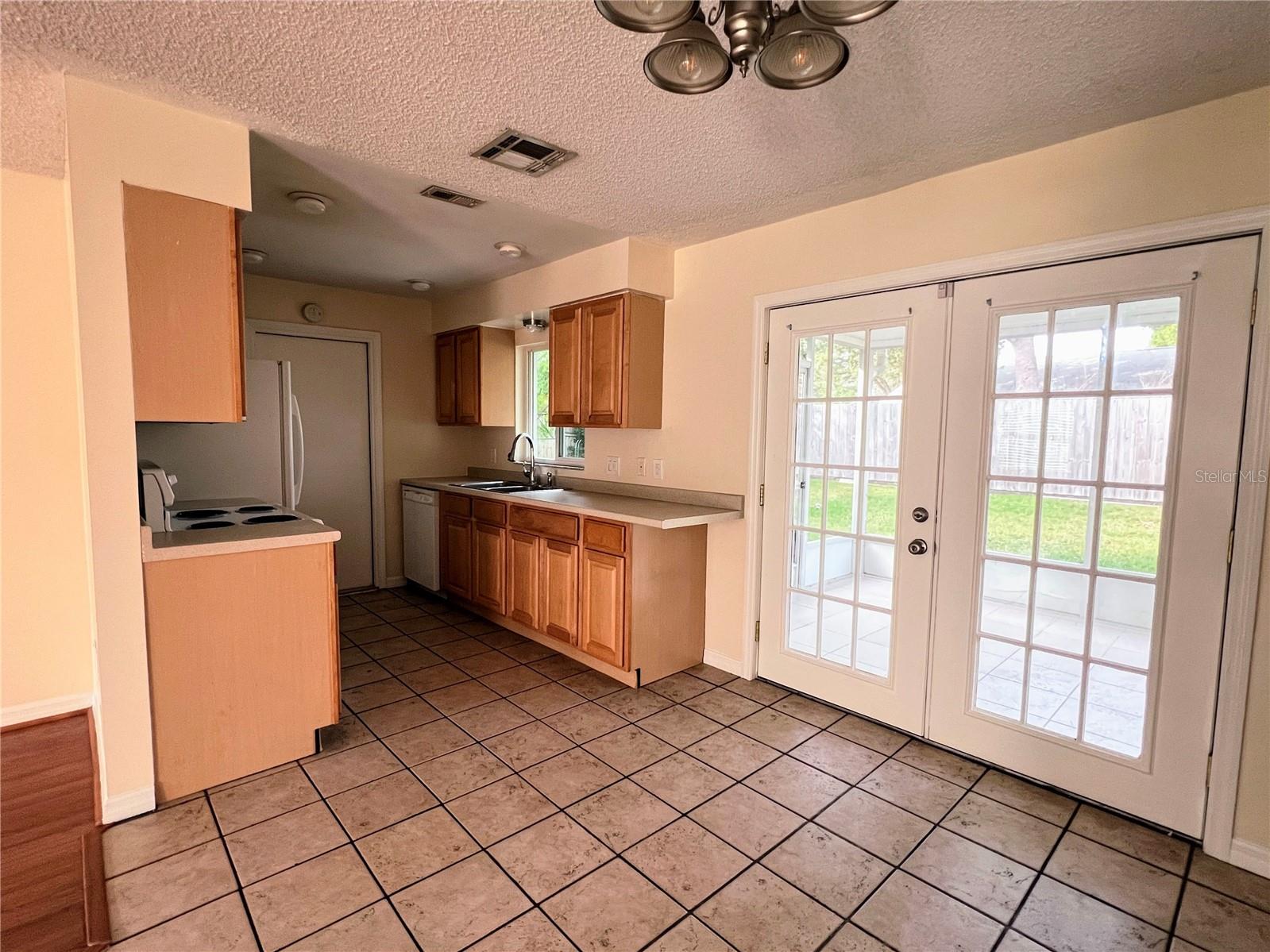 COUNTRY CLUB HEIGHTS UNIT 1 - Residential Lease