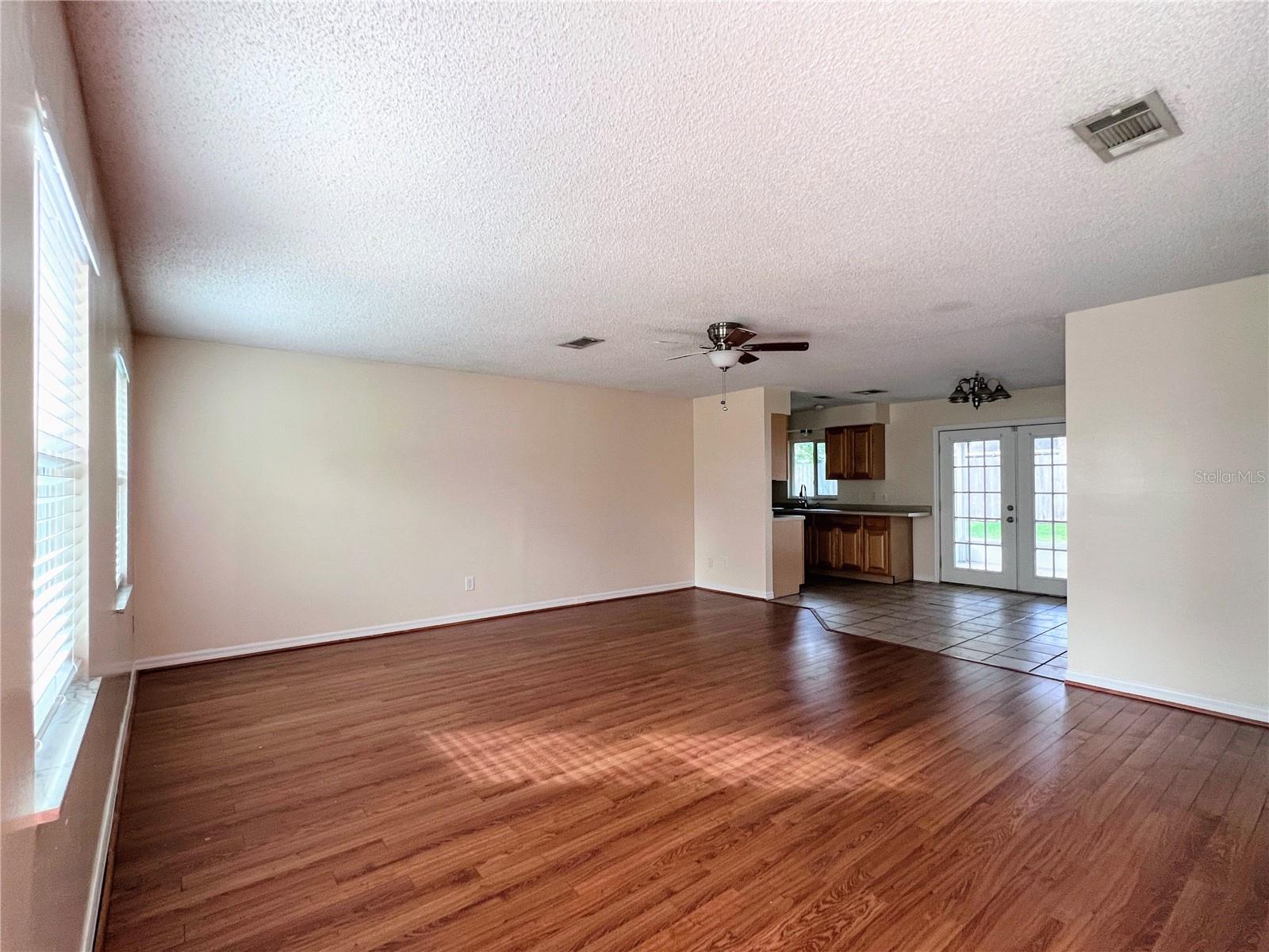 COUNTRY CLUB HEIGHTS UNIT 1 - Residential Lease