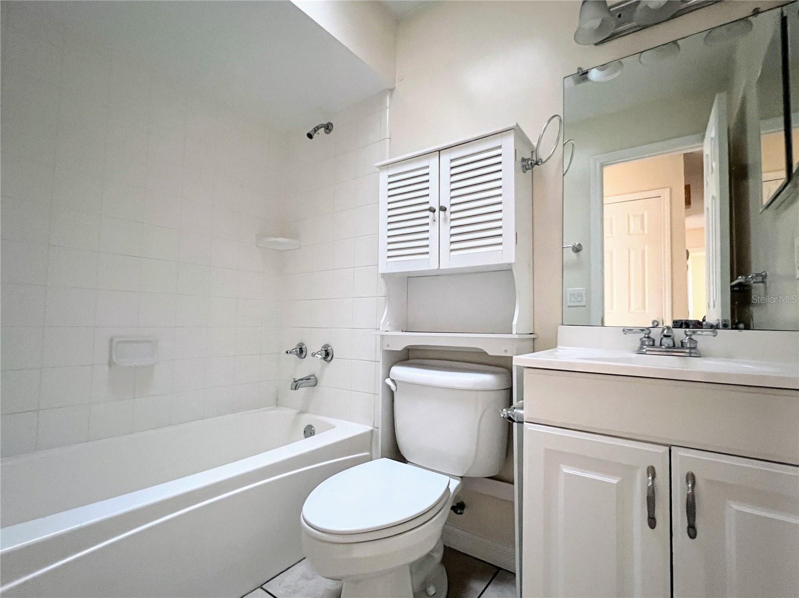 COUNTRY CLUB HEIGHTS UNIT 1 - Residential Lease