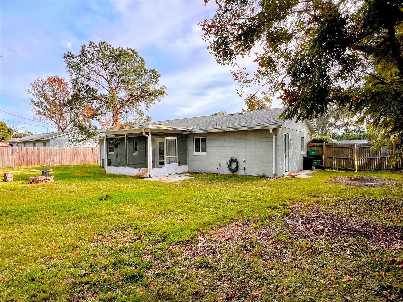 COUNTRY CLUB HEIGHTS UNIT 1 - Residential Lease