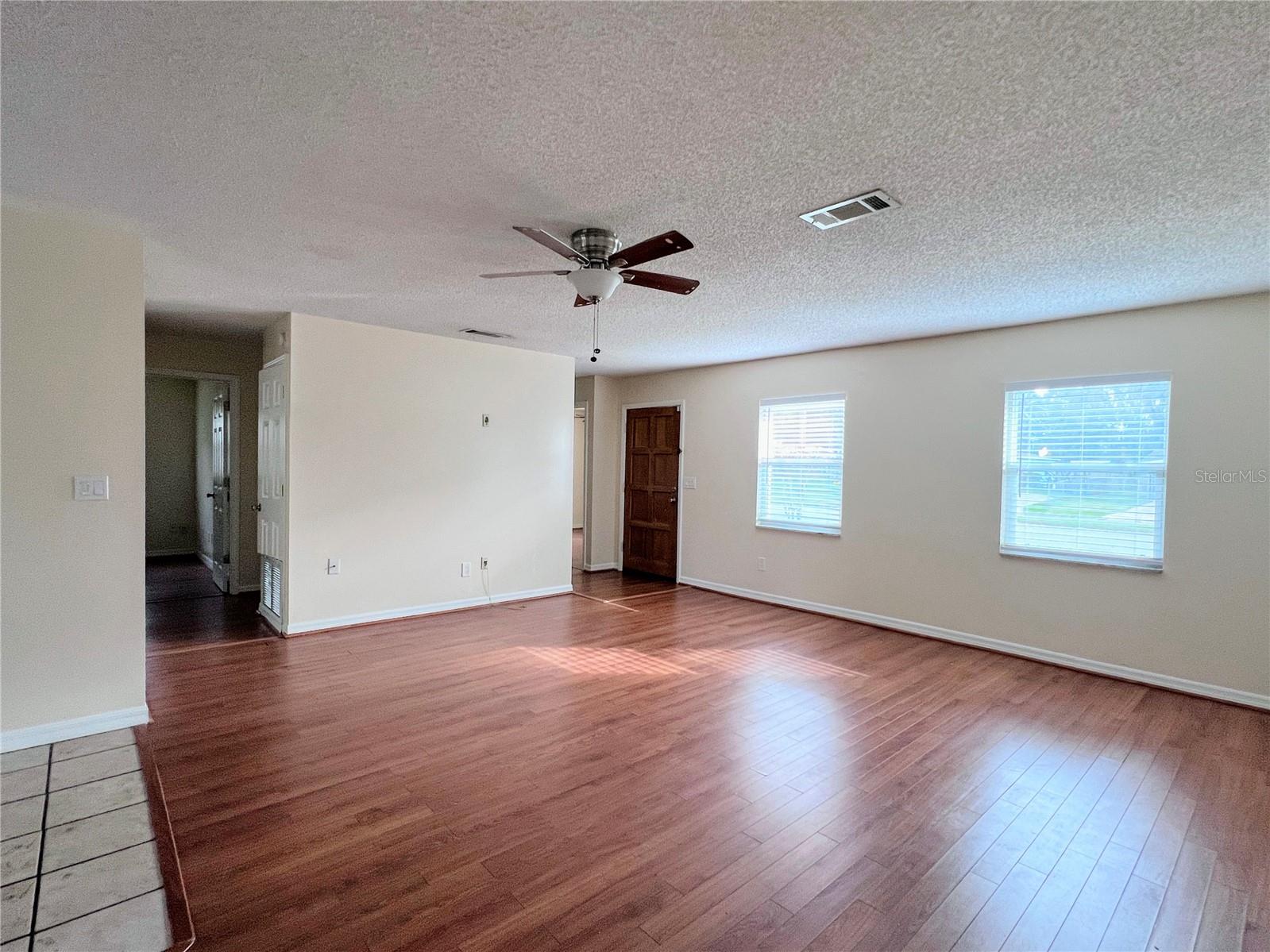 COUNTRY CLUB HEIGHTS UNIT 1 - Residential Lease