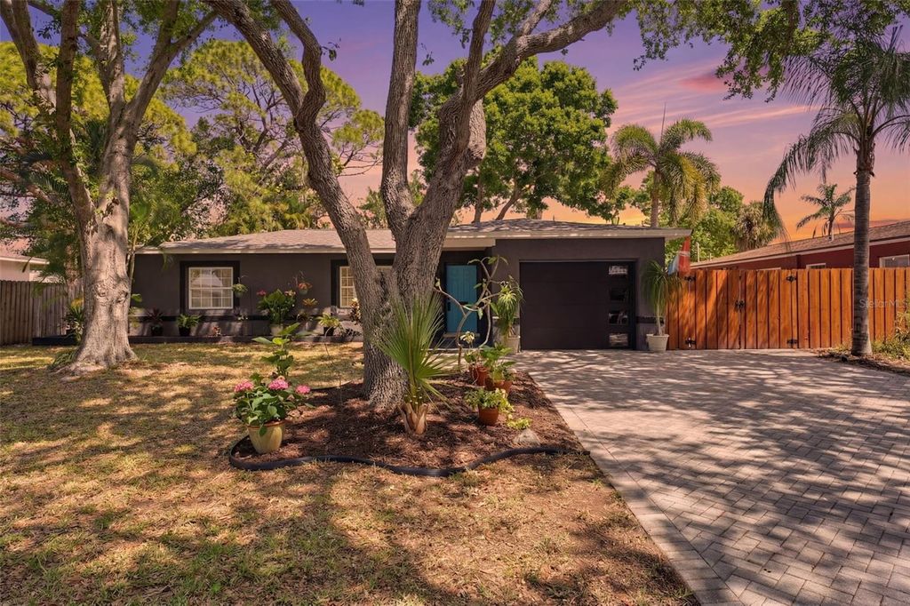 Photo of 811 Bay Vista Boulevard S, St Petersburg, FL 33705 (MLS # TB8494741)