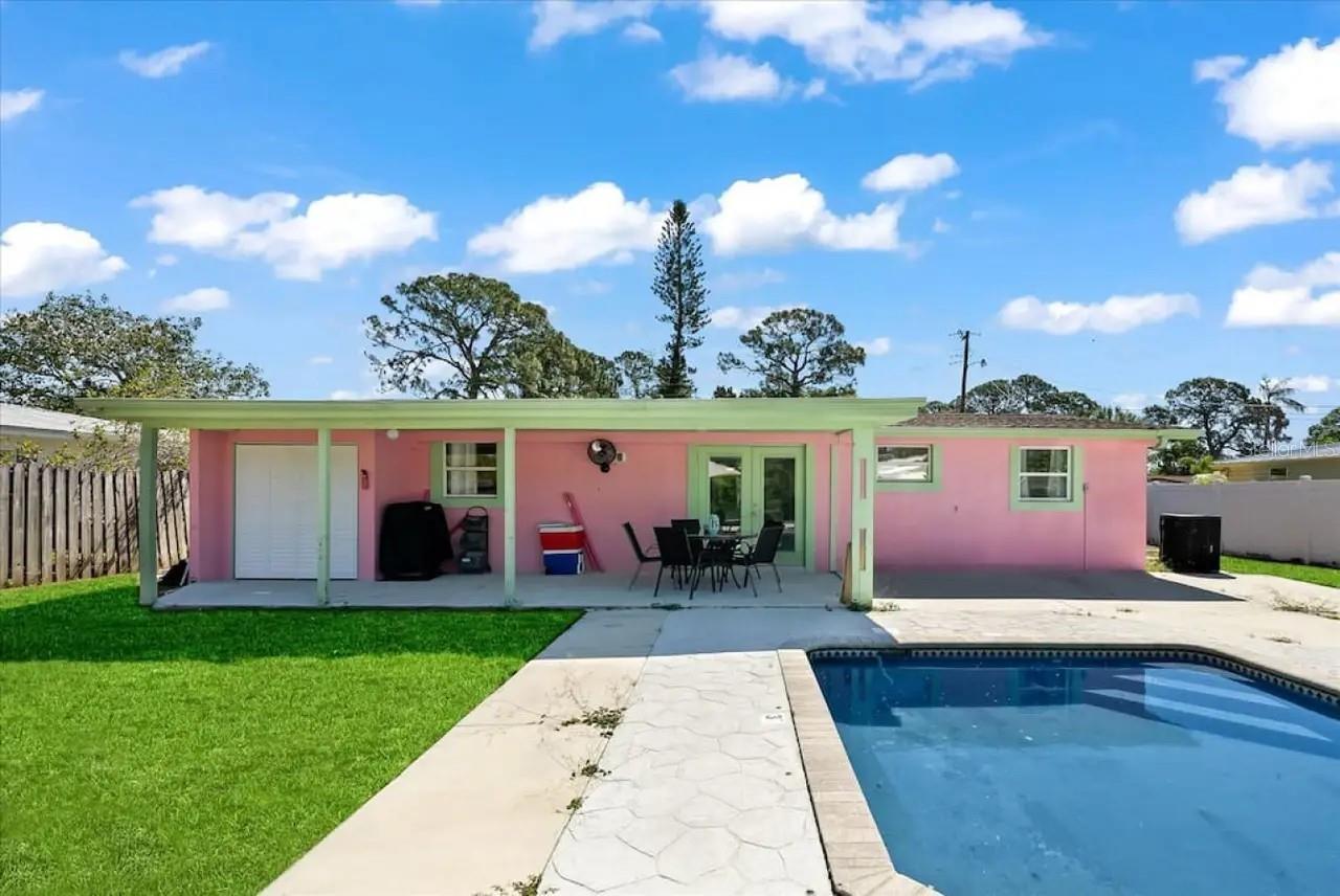 Renovated cottage with lots of room for fun outdoor BBQ, happy times around the heated pool, and a stroll around the quaint neighborhood with complimentary bikes. 5 min from Siesta Key beach & walking distance to Gulf Gate's best restaurants & shopping. Minutes to St Armands, Marina Jack & the Ringling Museum. 3 bedrooms offering 2 large king-size beds, & 1 queen bed with 2 work stations with desk & chair, allowing you to play & work at the same time. Amazing Wi-Fi connectivity. Fully equipped!
The space Each bedrooms provides a flat screen TV with Internet connectivity to stream all your favorite shows. Connect to your favorite streaming account & you can chill. Each bedrooms provide a quality fan with a remote. The master bedroom offers a king-size bed, a large desk, and a comfy work chair. Plenty of storage, an en-suite bathroom, and a walk-in closet with custom cabinets. A park and play is available for infants and newborns. A second master bedroom is available with a king-size bed, a working desk, a chair, and a large closet.
The third bedroom offers a queen-size bed with a large closet.
Guest access
The entire house is available for you to use. Other things to note: Pool heating is a supplement and can be requested upon booking for $50 a week. Pet Fee is $500. CURRENT AVAILABILITY: 2025: August, September, October, November, December 2025