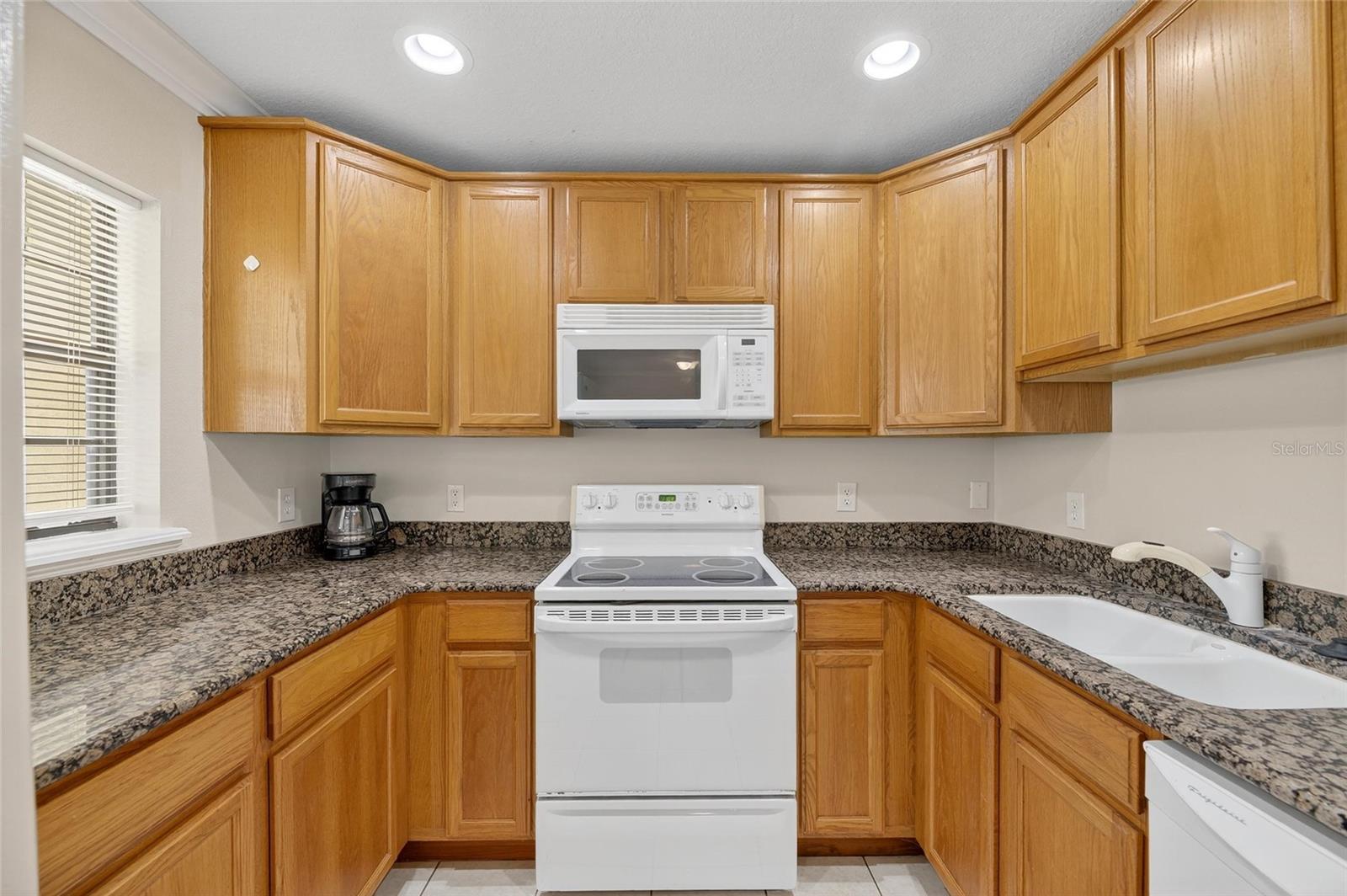 YARDARM CONDO PH I - Residential