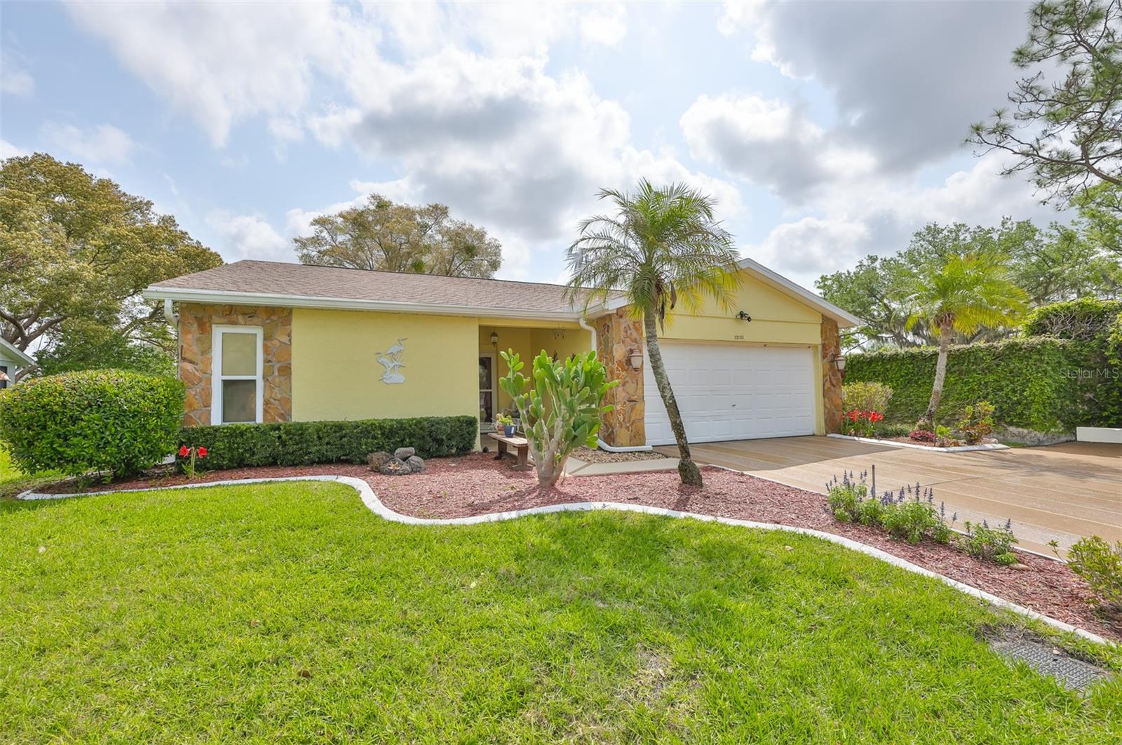 VILLAS ON THE GREEN A CONDOMIN - Residential