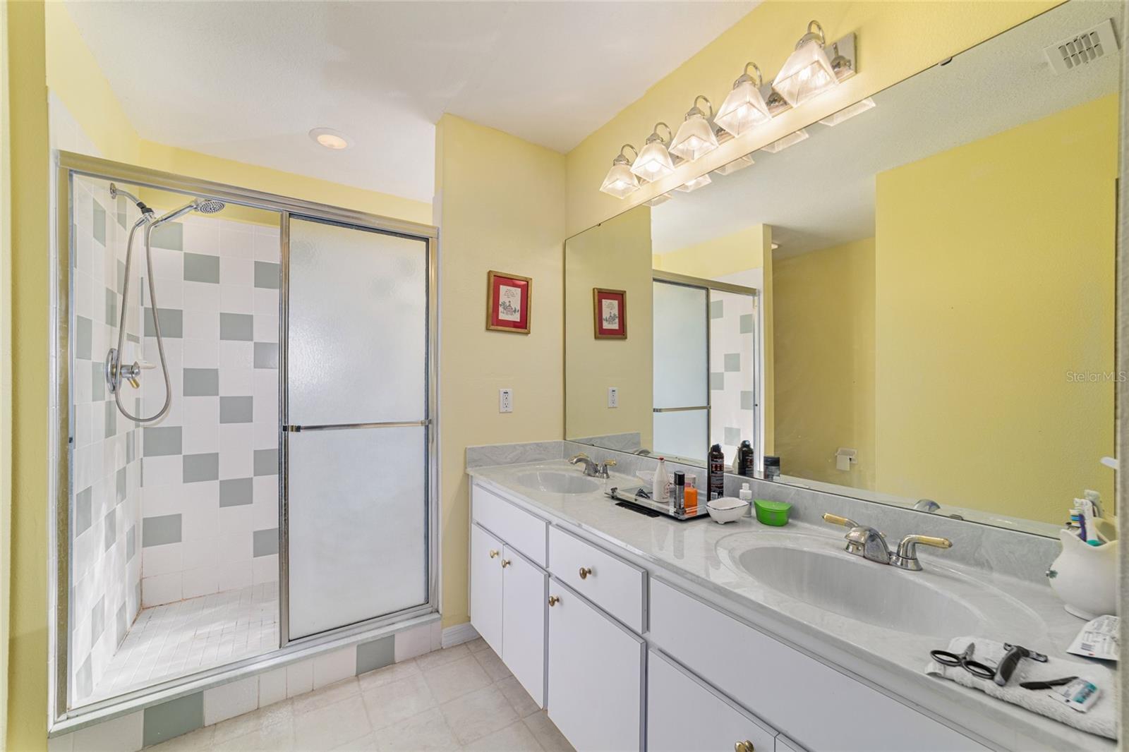 ON TOP OF THE WORLD - PROVIDENCE - Residential