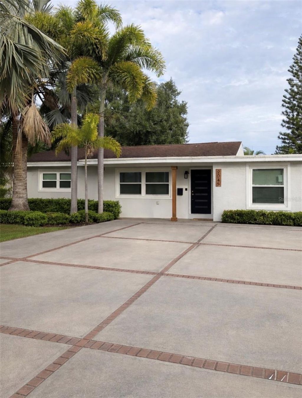 Photo of 9045 3rd St N, St Petersburg, FL 33702 (MLS # TB8459810)