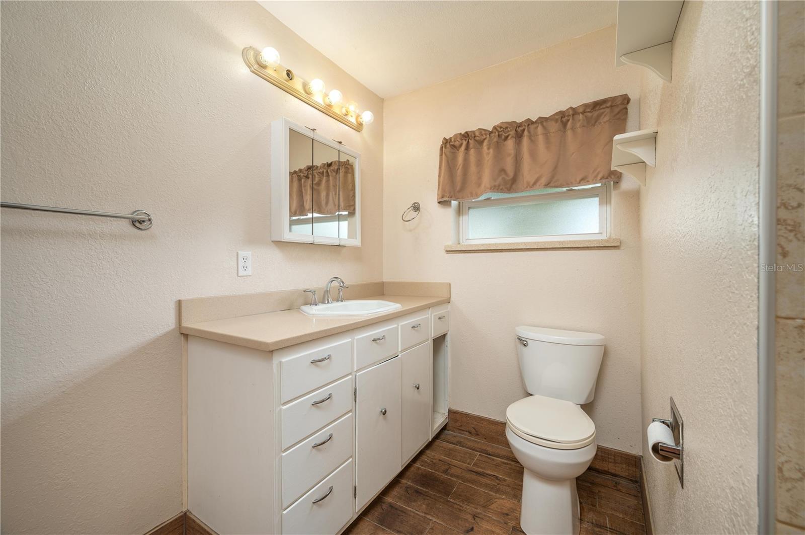 LAKESIDE - Residential