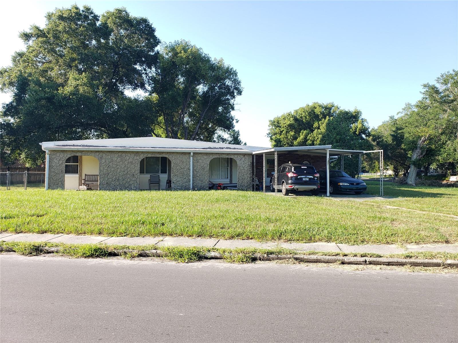 Beautiful starter home minutes away from all the action. Close to Colonial Highschool and all major roadways in Orlando. Minutes from the airport and downtown.