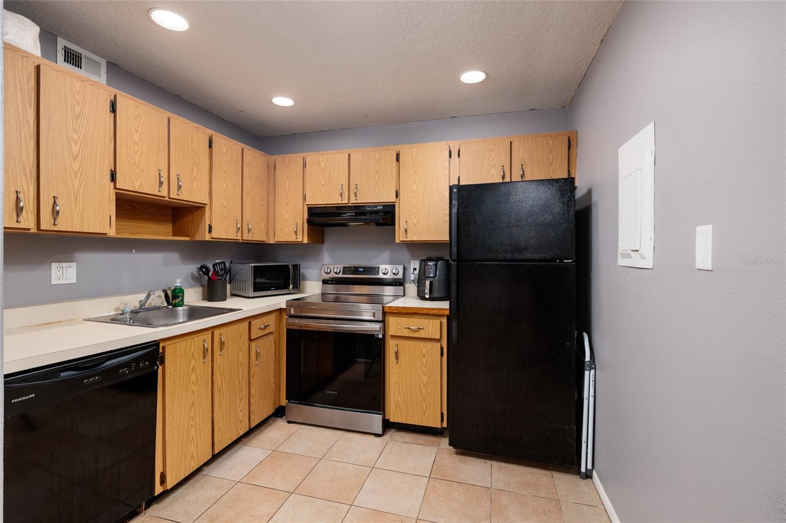 RAINTREE VILLAGE CONDO N - Residential