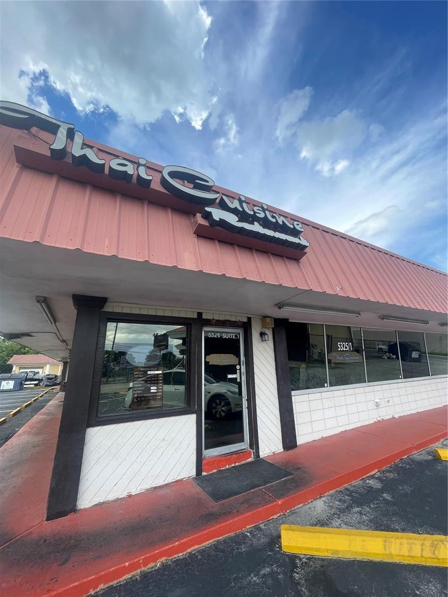 Proximity to Downtown Orlando: The restaurant is approximately 5 miles from downtown Orlando, making it easily accessible for both locals and visitors.

Educational Institutions: Nearby schools include Edgewater High School, College Park Middle School, and Princeton Elementary, contributing to the area's family-friendly atmosphere.