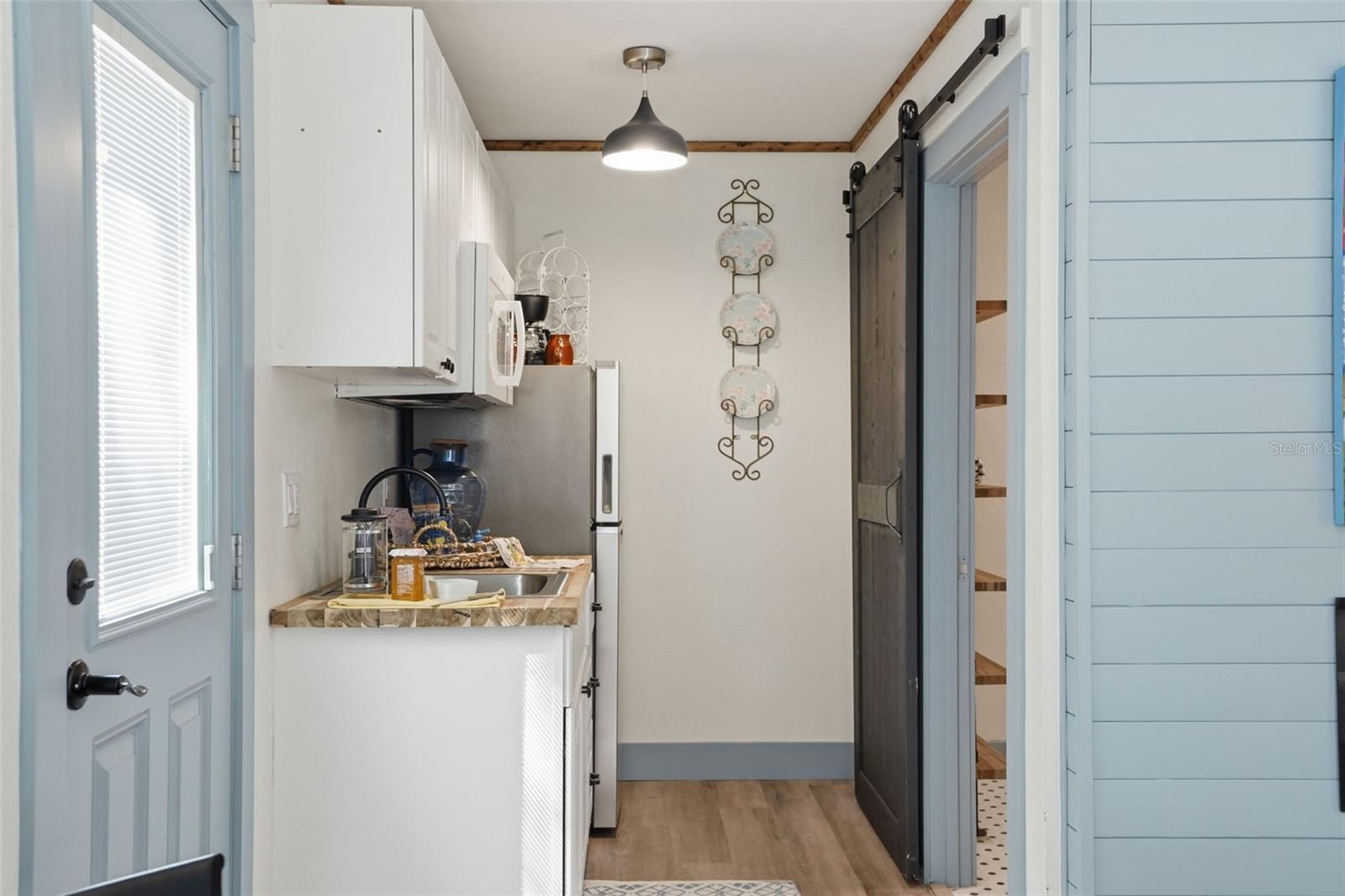 MANDALAY SUB - Residential Lease