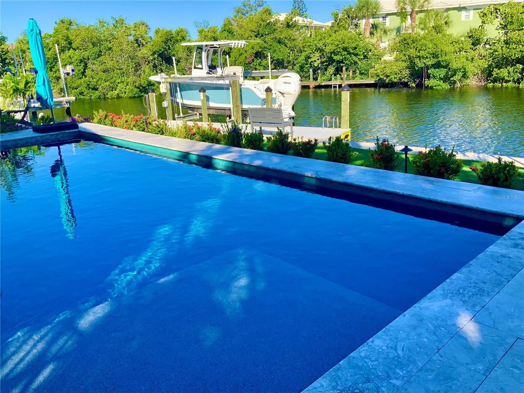 Photo of 262 Island Circle, Sarasota, FL 34242 (MLS # A4668568)