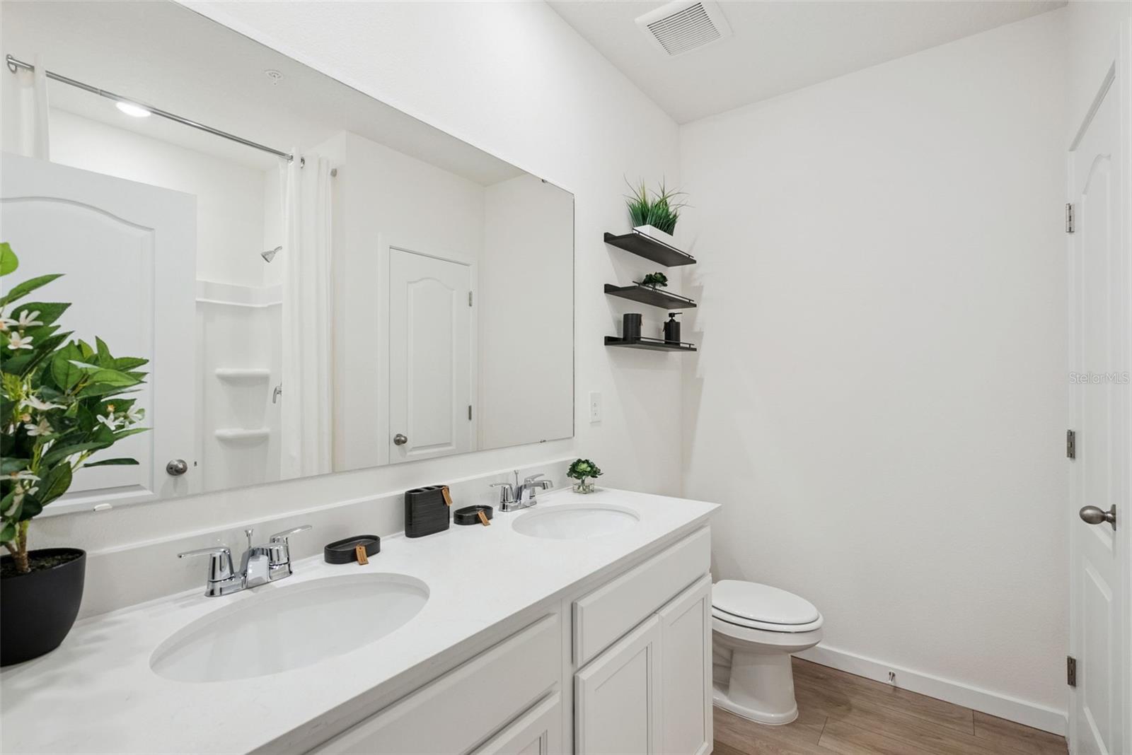 OAK POINTE - Residential