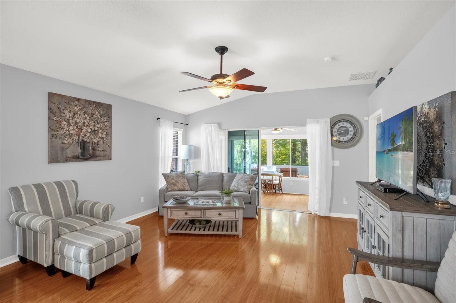 TRADITIONS PH 01 - Residential