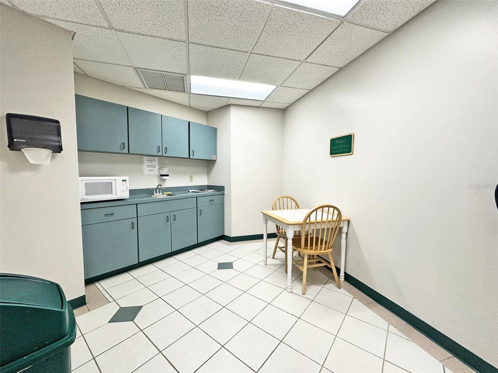 OFFICES/SOUTH STAR - Commercial Lease