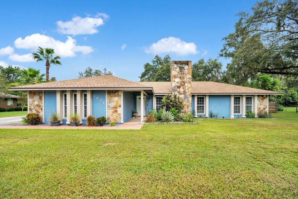 USDA ELIGIBLE! Charming 3-bedroom, 2-bath Ernie White home in North Lakeland’s Timberidge neighborhood with NO HOA. Features include a cozy living room with a wood-burning fireplace, dining area, and updated kitchen with quartz counters, refreshed cabinets, newer appliances, and hood vent. Both bathrooms reglazed, guest bath with new vanity.
Recent updates: Brand New Laminate Flooring Throughout (2025), Roof (2021), A/C (2018), Hot Water Heater (2023), Exterior Paint (2022), Interior Paint (2025), New garage door opener/rollers, and updated fixtures/outlets throughout.
Enjoy a screened patio, fully fenced yard, outdoor shower, and a storage shed. Washer & dryer included. Convenient to shopping and interstate access!