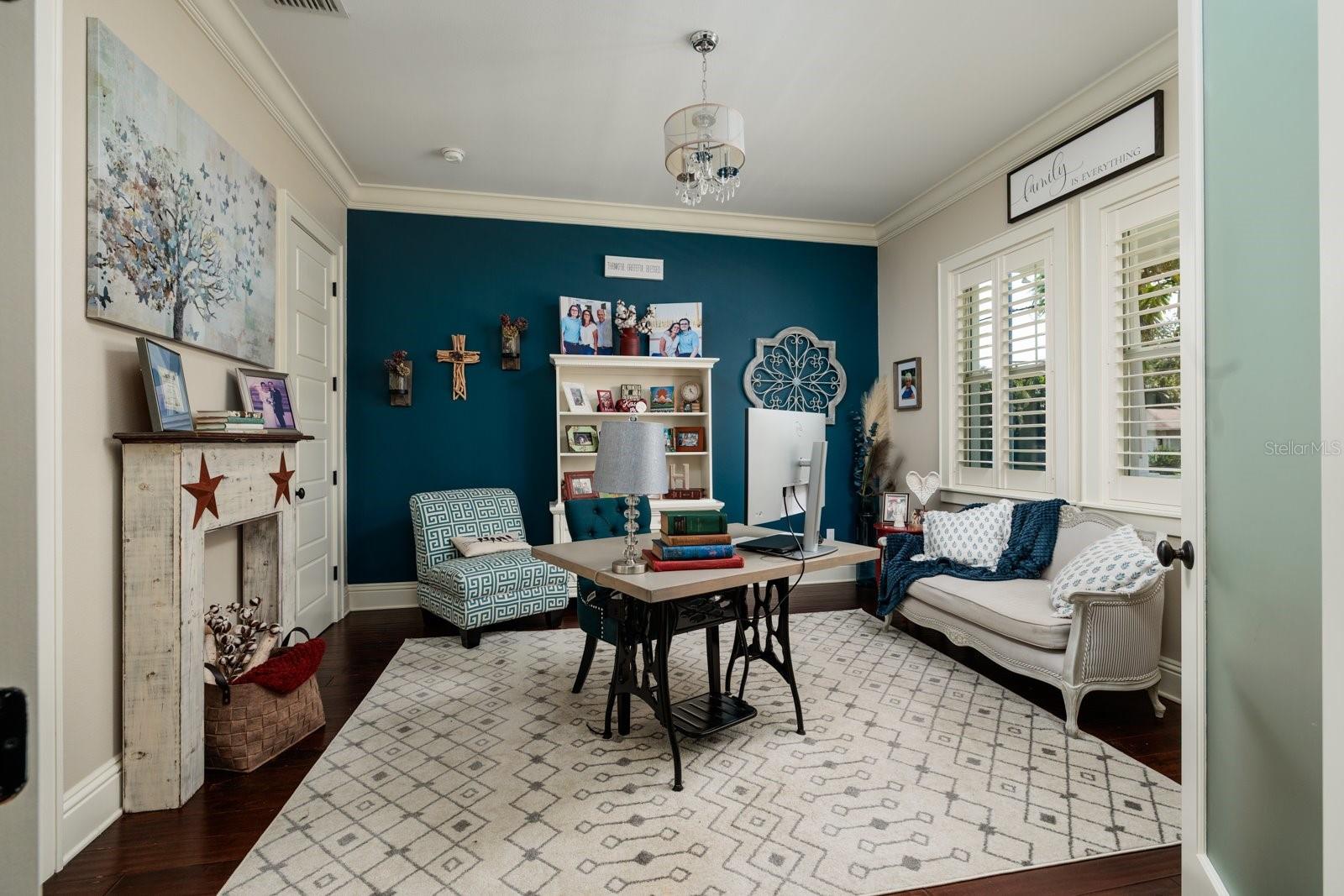 852 CORDOVA BOULEVARD NE