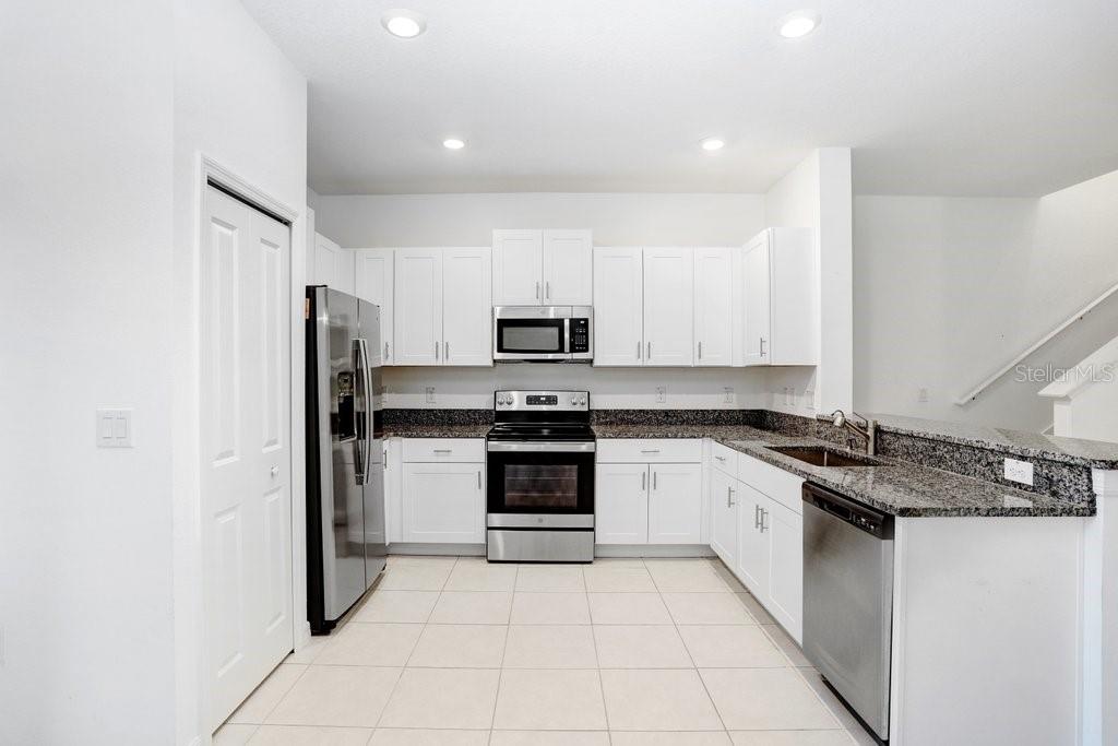 TOWNES/LK THOMAS PH 1 - Residential Lease