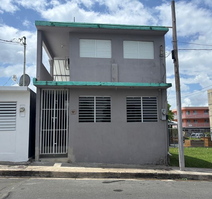 2-story house in good condition. Located on a main residential avenue, near Plaza Centro Mall, Menonita Hospital and Caguas Downtown. Lot size: 73 sq m and structure of approximately 1,200 sq m. First floor: kitchen with living and dining room with air conditioning unit. Second floor: with space for a foyer, 2 bedrooms, 2 bathrooms (one bathroom partially built). Requires few repairs. Exterior stairs make it ideal for 2 units or mixed domiciliary use. CRIM: $580.55 (not exempted at the moment). FEMA X (little or average). CT-8 zoning (Traditional Urban Center). Does not qualifies for financing.