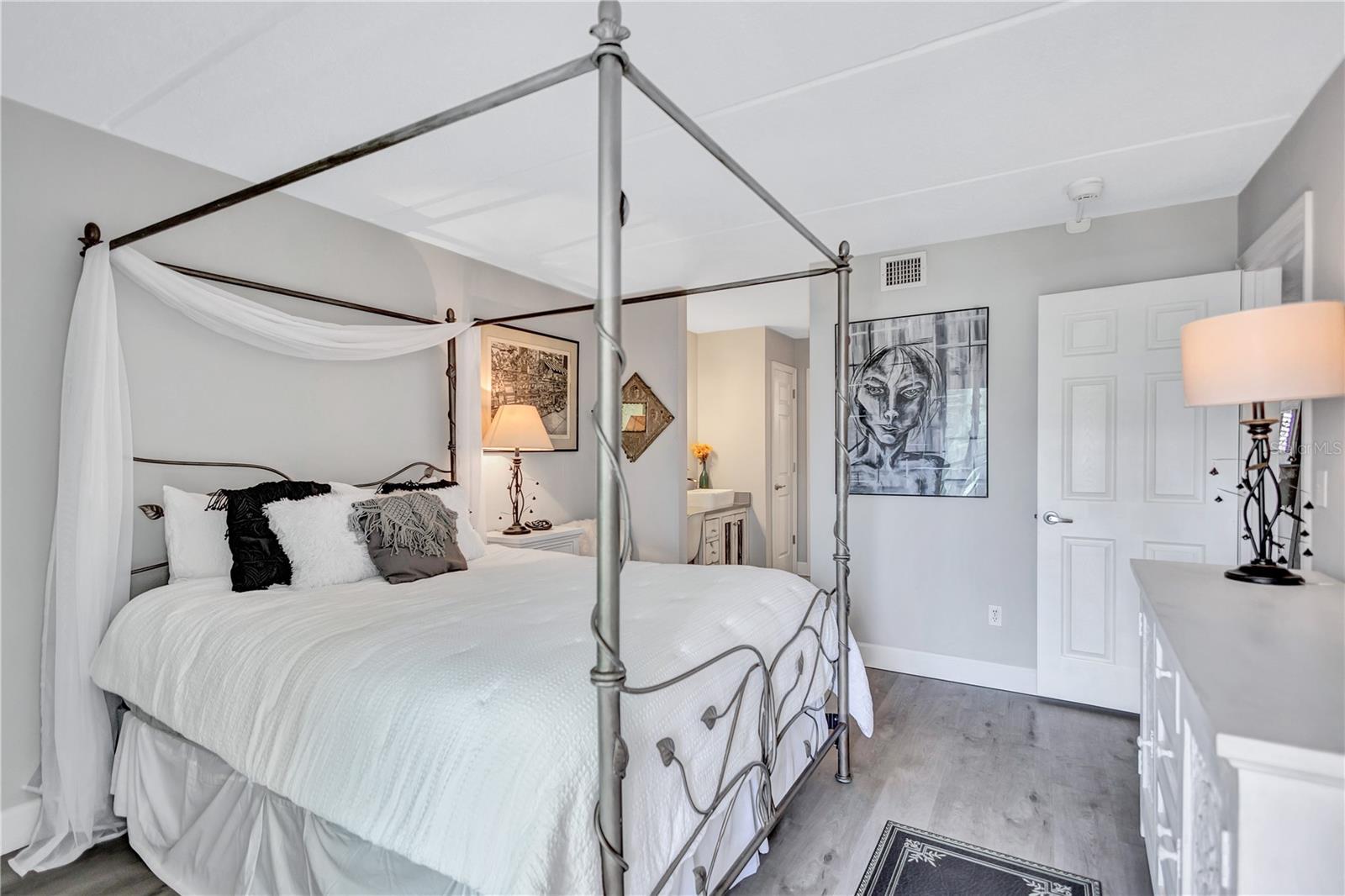 PRESIDENTIAL THE - Residential