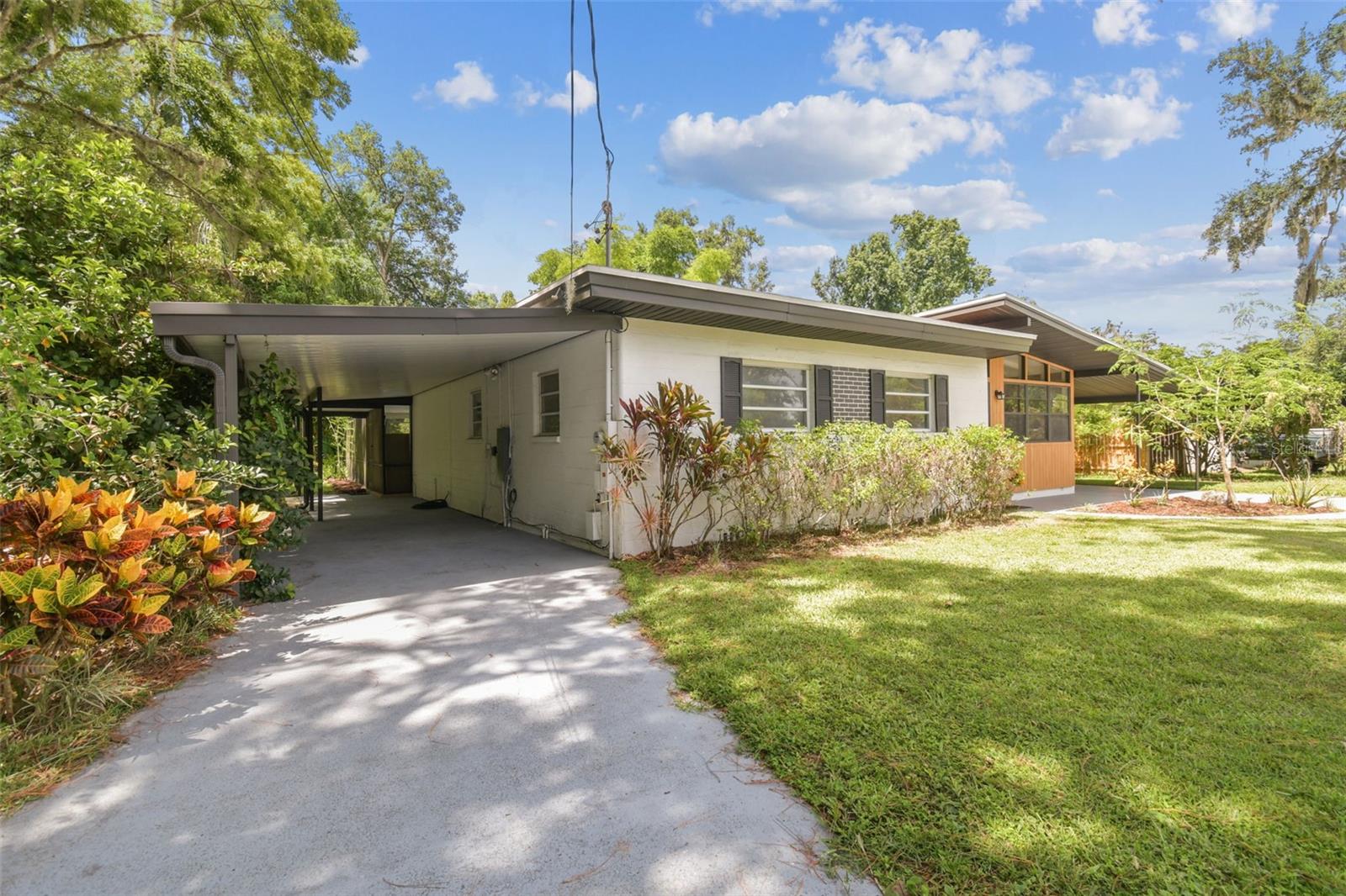1402 E MIMOSA DRIVE