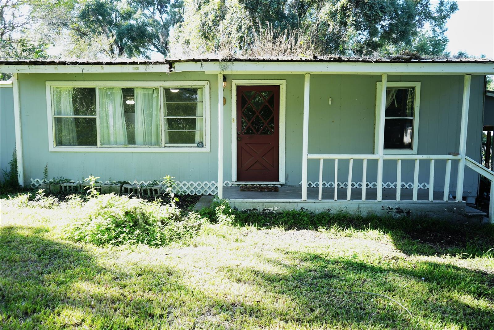 Inverstor special - Come take a look at this beautiful half acre lot in Hernando County. Right off of Lake Lindsay, very quiet area. This could be a great rental opportunity just needs a little fixing up. Call today to schedule a showing!