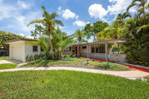 Photo of 6311 Bahama Shores Drive S, St Petersburg, FL 33705 (MLS # A4695040)