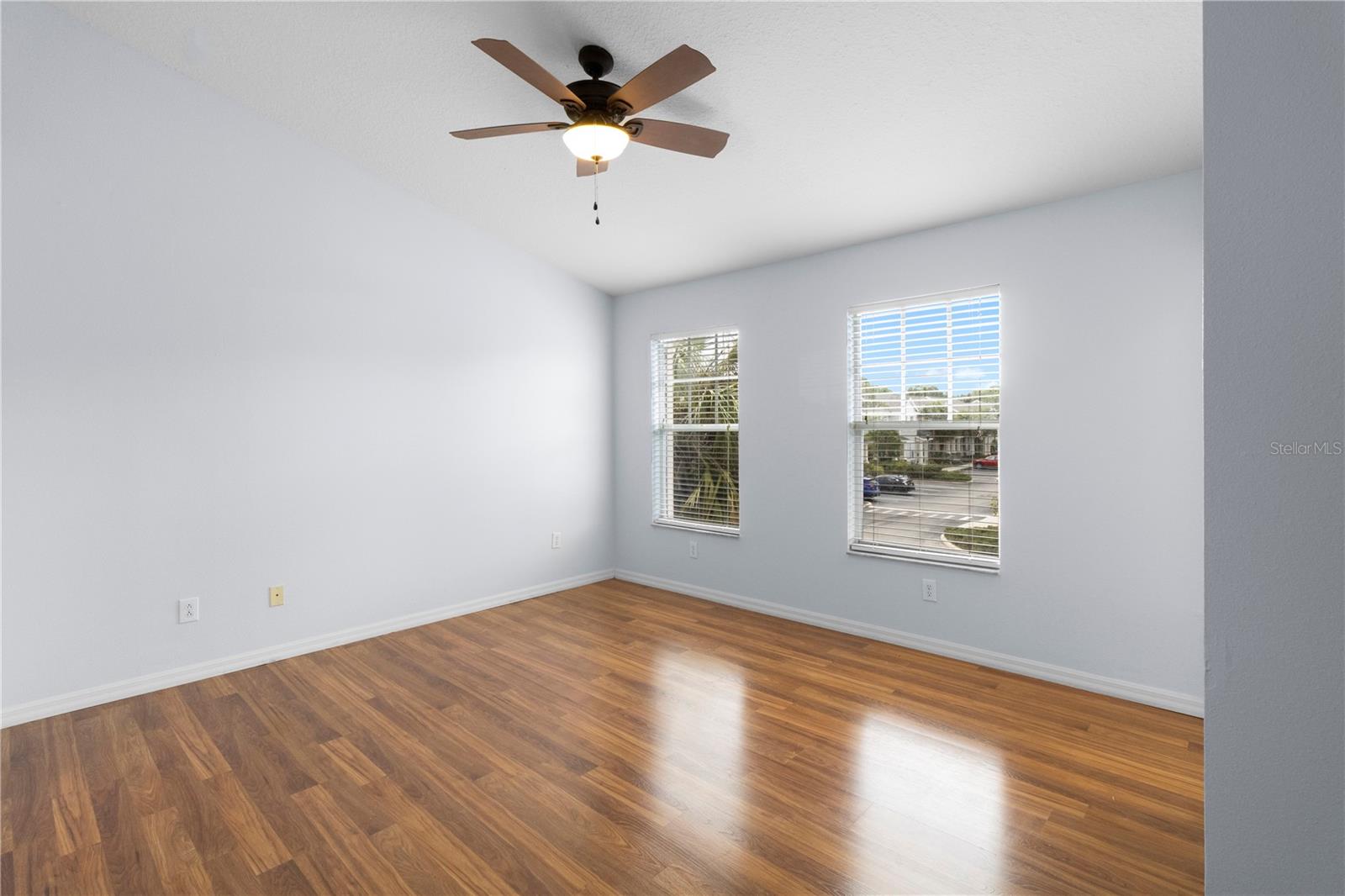 COUNTRY CHASE - Residential
