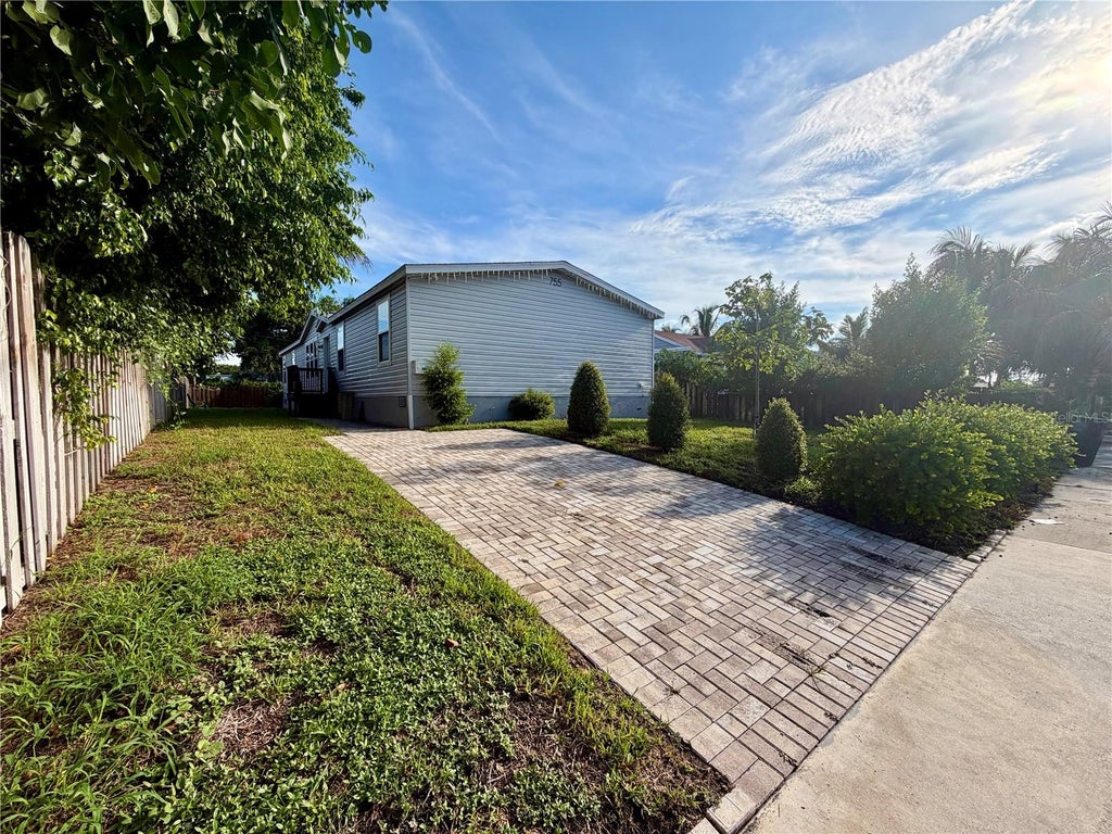 Photo of 755 Ridgewood Rd Dr, West Palm Beach, FL 33405 (MLS # O6440963)