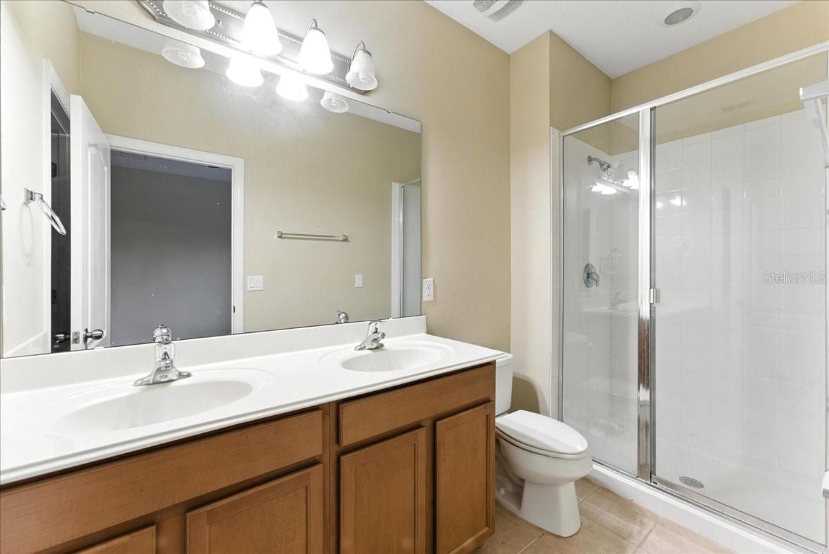 LAKESIDE VILLAS - Residential