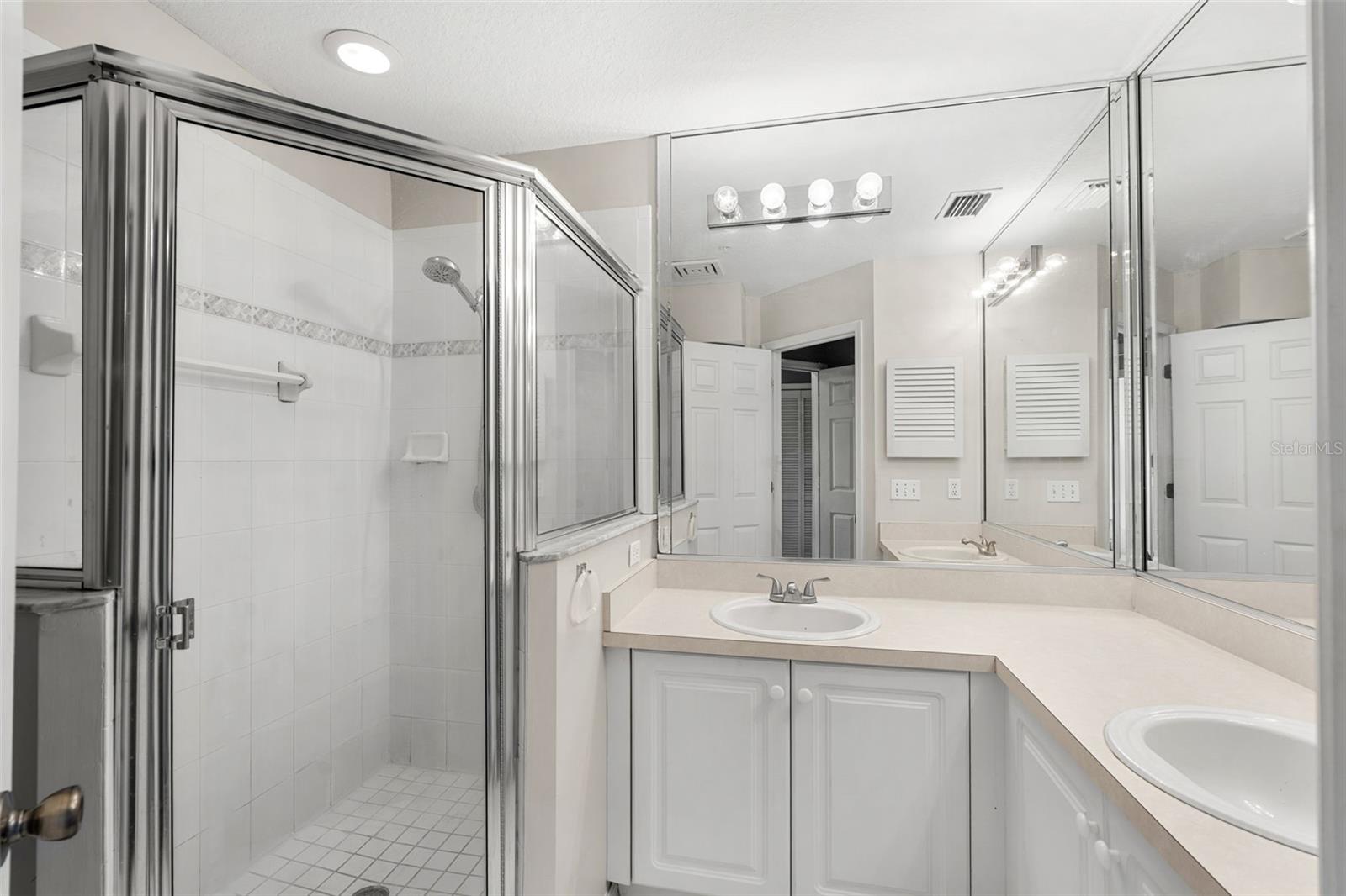 VILLAS LAKE DESTINY - Residential