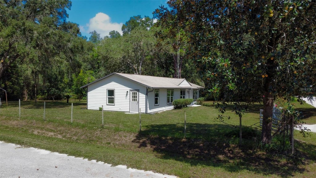 Photo of 10962 SW 112th Avenue, Dunnellon, FL 34432 (MLS # OM731586)